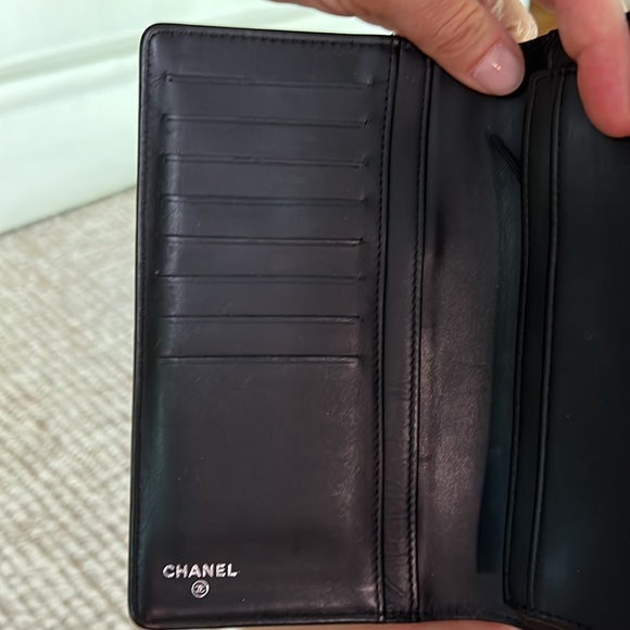 Gorgeous CHANEL black caviar wallet- practically new - Picture 5 of 6